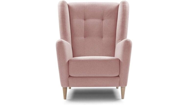 Ein rosa Traumnacht-Ohrensessel mit hohen, geflügelten Seitenteilen und Holzbeinen, von vorne betrachtet.
