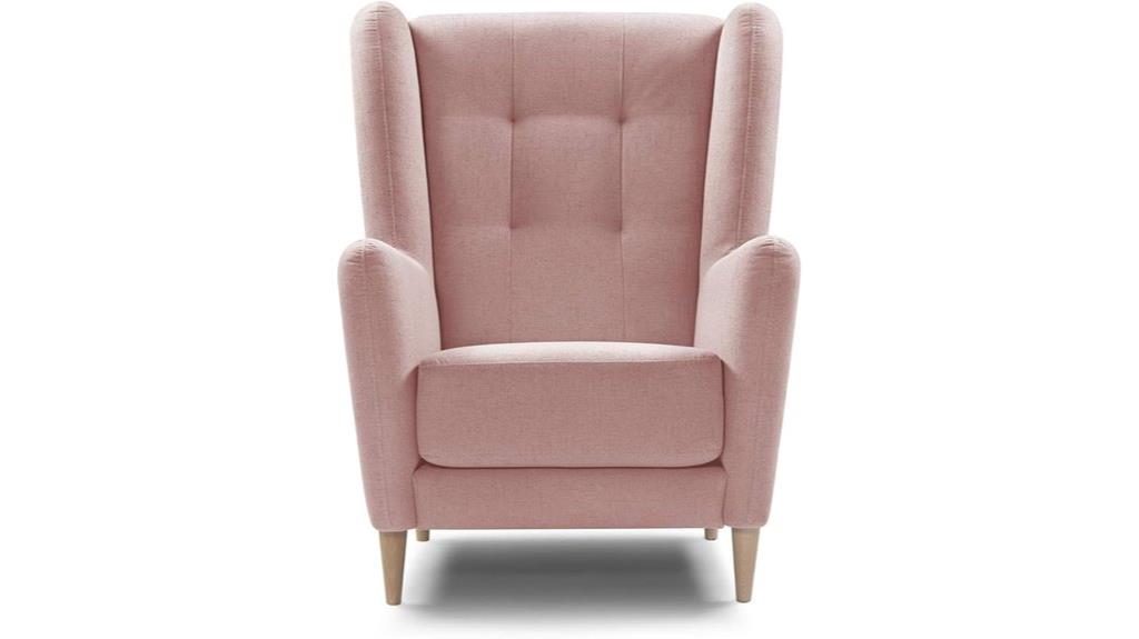 Ein rosa Traumnacht-Ohrensessel mit hohen, geflügelten Seitenteilen und Holzbeinen, von vorne betrachtet.