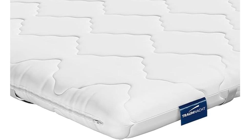 Nahaufnahme einer Traumnacht Orthopädische Matratzenauflage mit Steppmuster und blauem TRAUMNACHT-Stoffanhänger.
