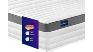 Nahaufnahme einer Traumnacht Premium Matratze mit Komfort-Funktionen und einem blau-violetten Produktetikett an der Ecke.