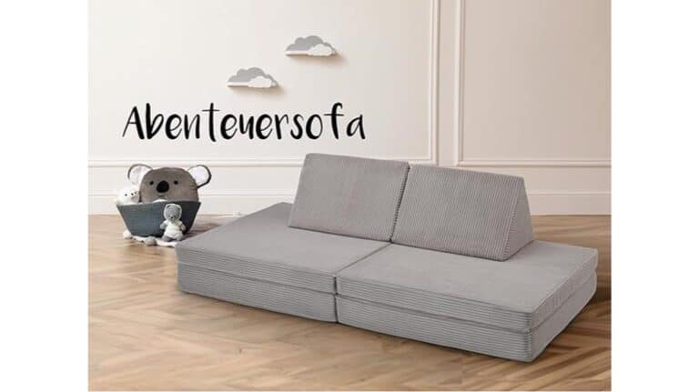 Graues Traumnacht-Abenteuersofa mit zwei Rückenlehnen im Kinderzimmer, Komfort zum Spielen, Korb mit Kuscheltieren in der Nähe.