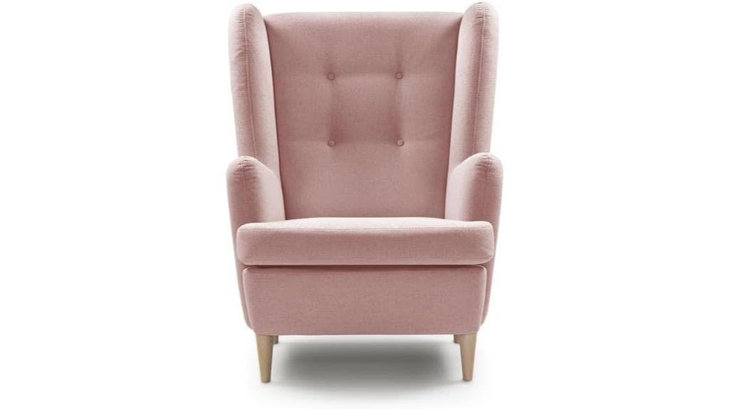 Ein rosa Vincent Traumnacht Ohrensessel mit knopfgetufteter Rückenlehne und hellen Holzbeinen, von vorne betrachtet.
